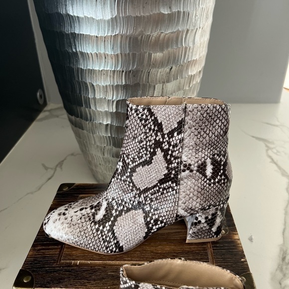 Chinese Laundry Daria Block Heel Booties - Picture 6 of 12